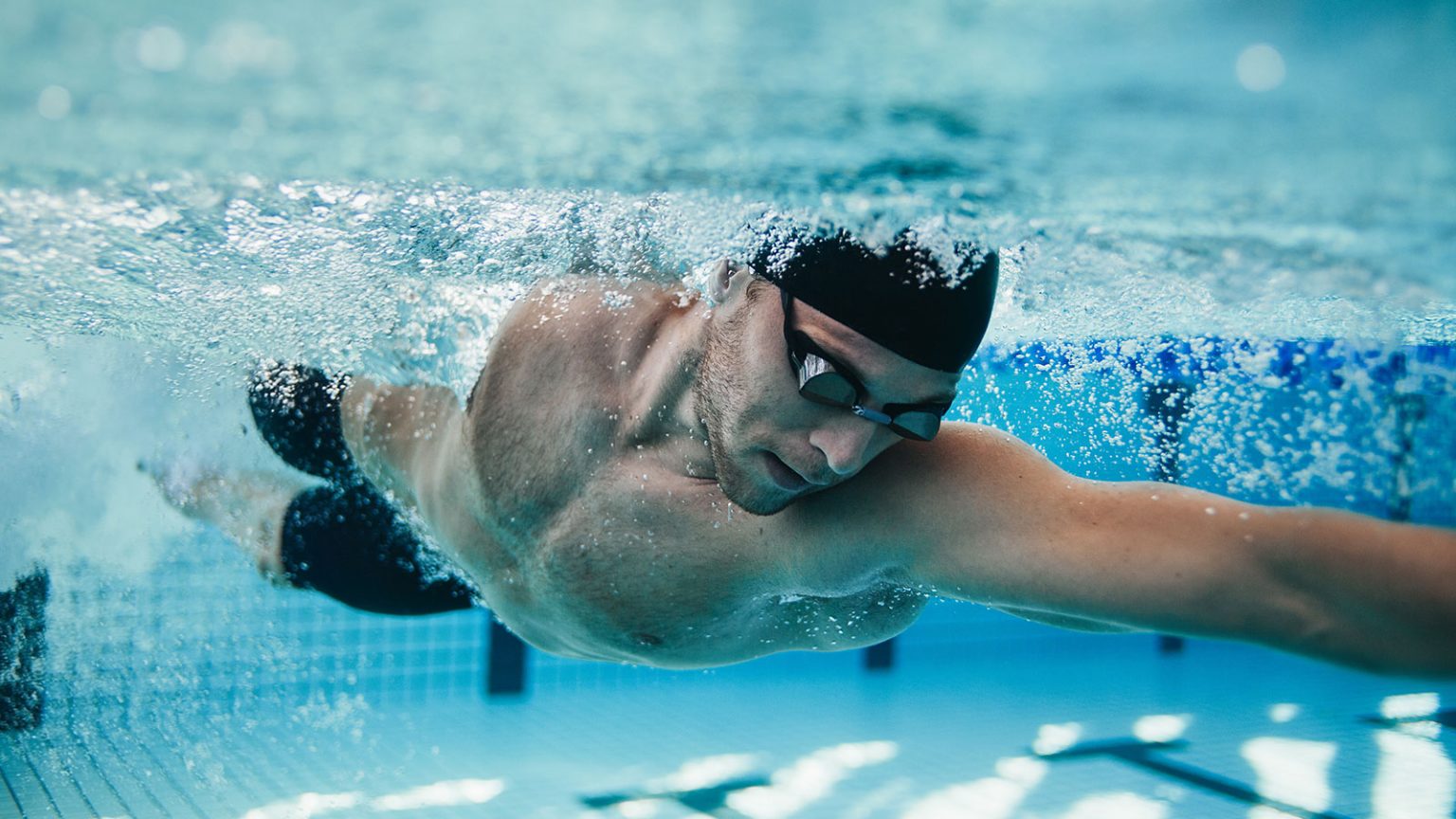 I go swimming the weekend. Плавание (спорт). Спортсмены в бассейне. Кроль на груди. Плавание в открытом бассейне.